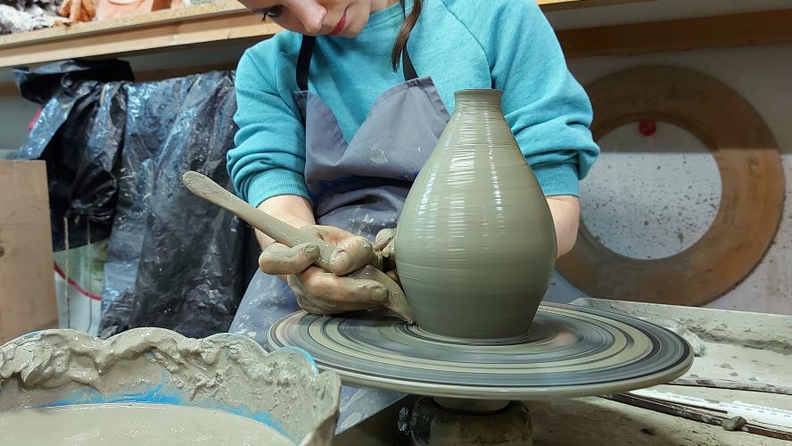 Creazione di vaso in argilla. Lezione di tornio per ceramica a Bologna